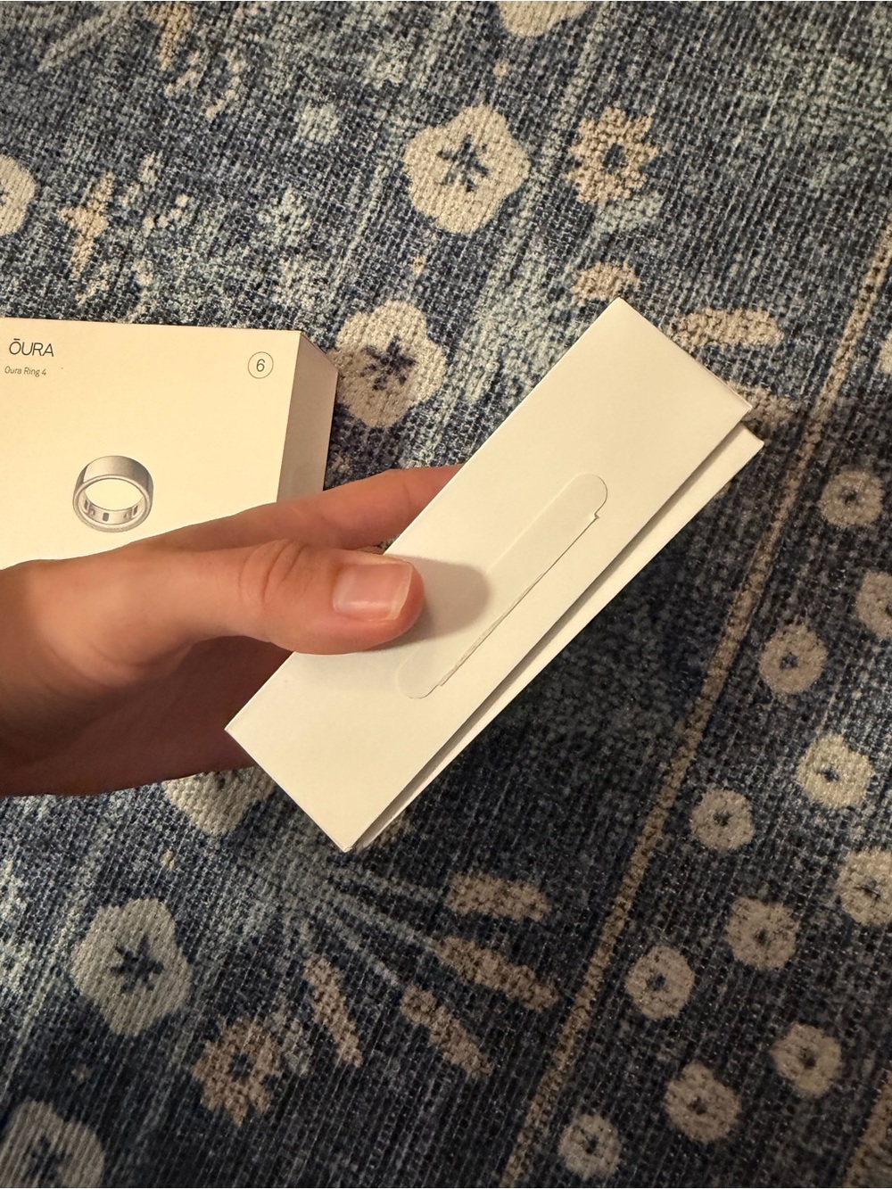Oura Ring 4 Smart Ring in Silver - Picture 2 of 6